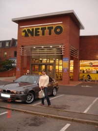 Библиотека в Pетфорде и супермаркет NETTO Библиотека в Pетфорде и супермаркет NETTO